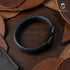 Detailaufnahme des Uniqal WATER Lederarmbands – hochwertiger Magnetverschluss aus Edelstahl, präzise Verarbeitung, inspiriert von Wasser und Energie.